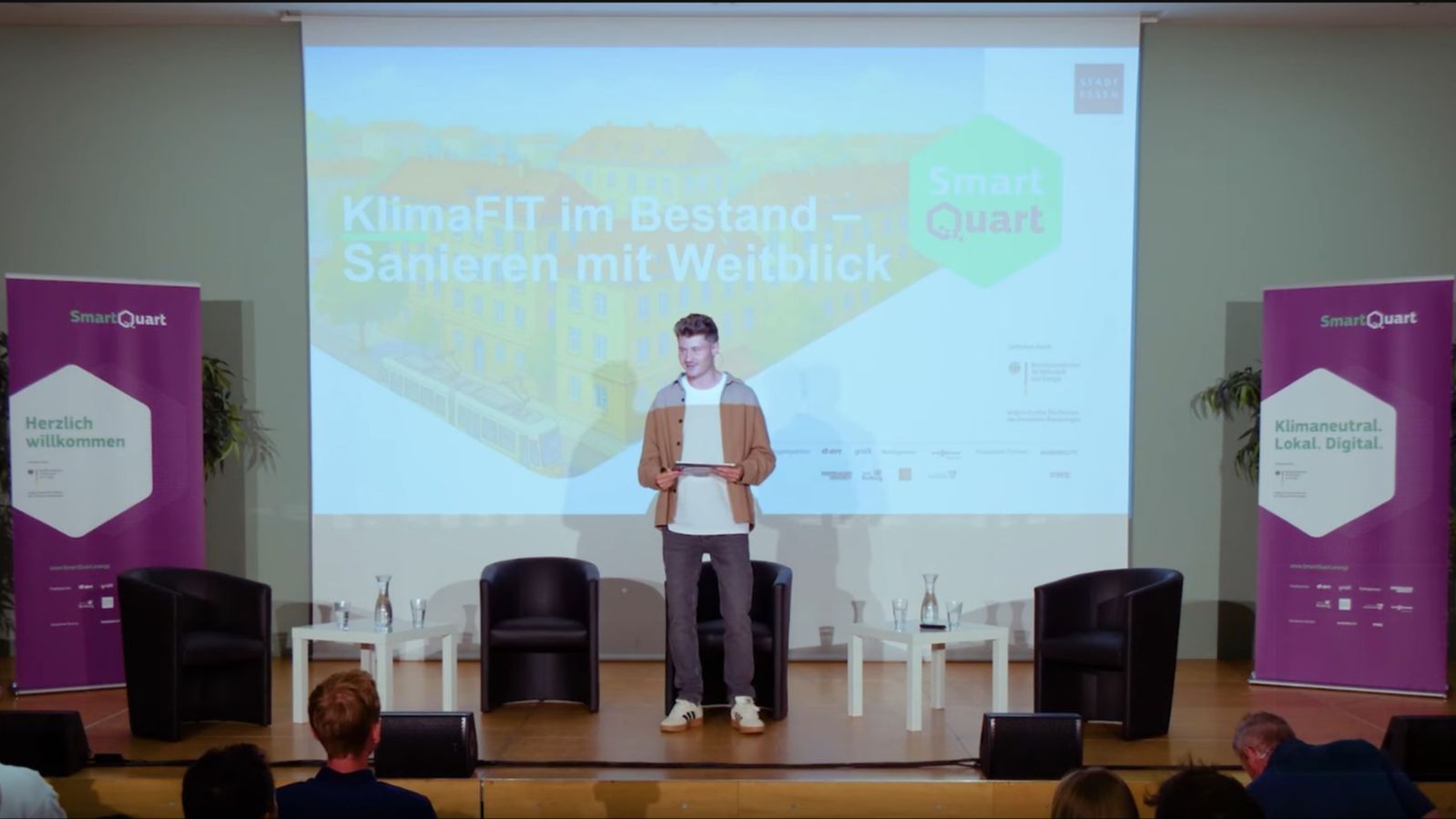 Moderator auf der Bühne während des Bürgerdialogs. 