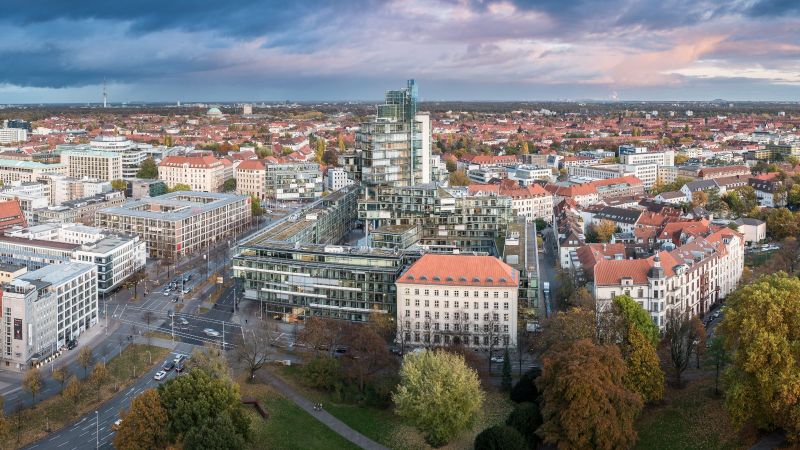 Luftbild einer Stadt an einem Herbsttag