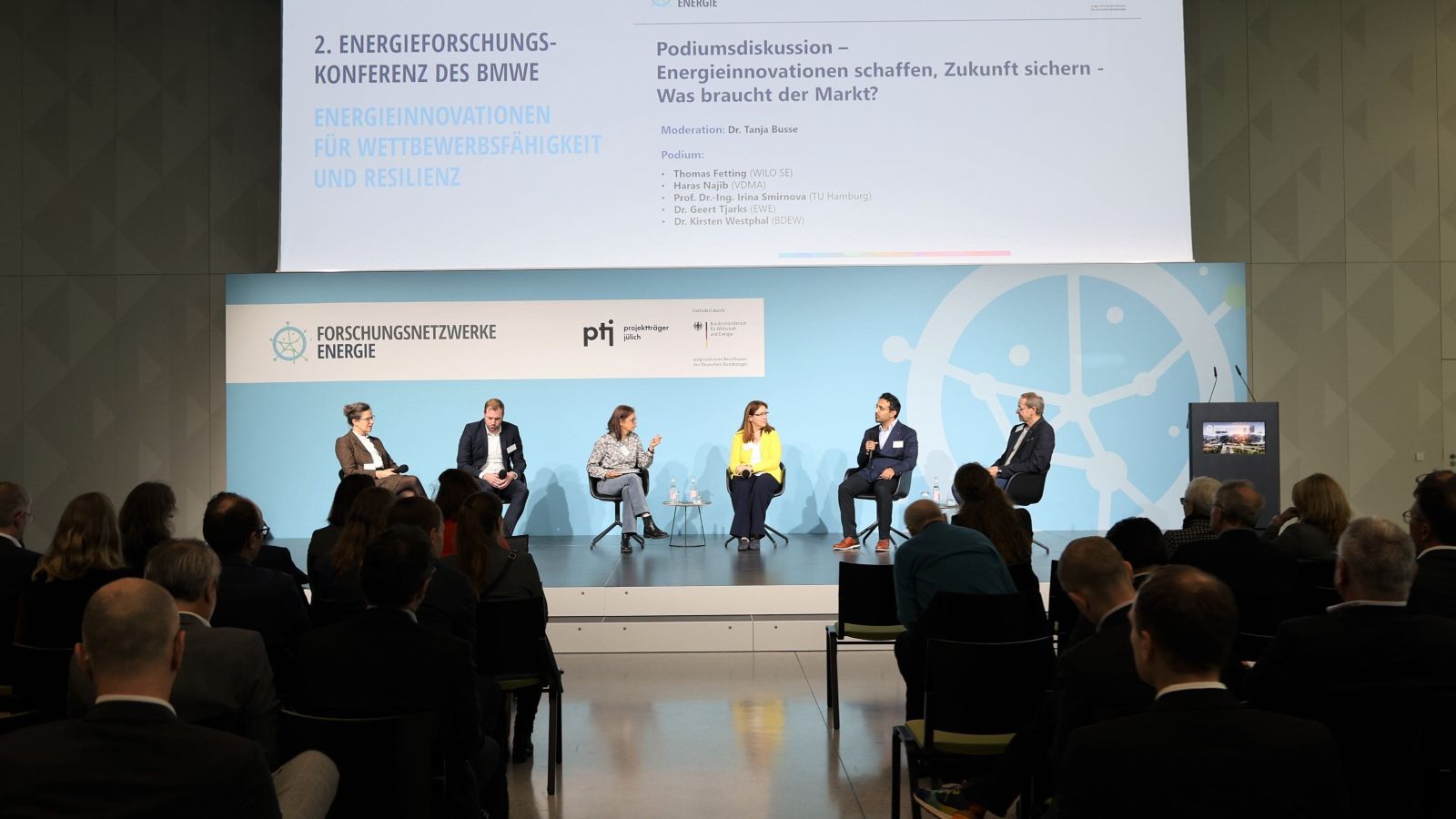 Bei der 2. Energieforschungskonferenz des BMWE diskutieren die Teilnehmenden zu Energieinnovationen für Wettbewerbsfähigkeit und Resilienz.