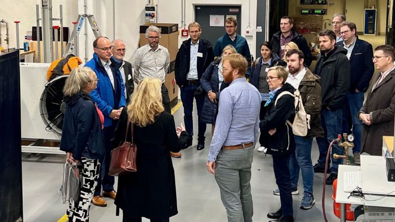 Dr. Clemens Dankwerth gives informations about the Fraunhofer ISE Heat Pump TestLab.