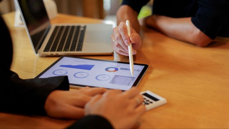 Zwei Personen betrachten ein Tablet mit Daten. (Symbolbild.)