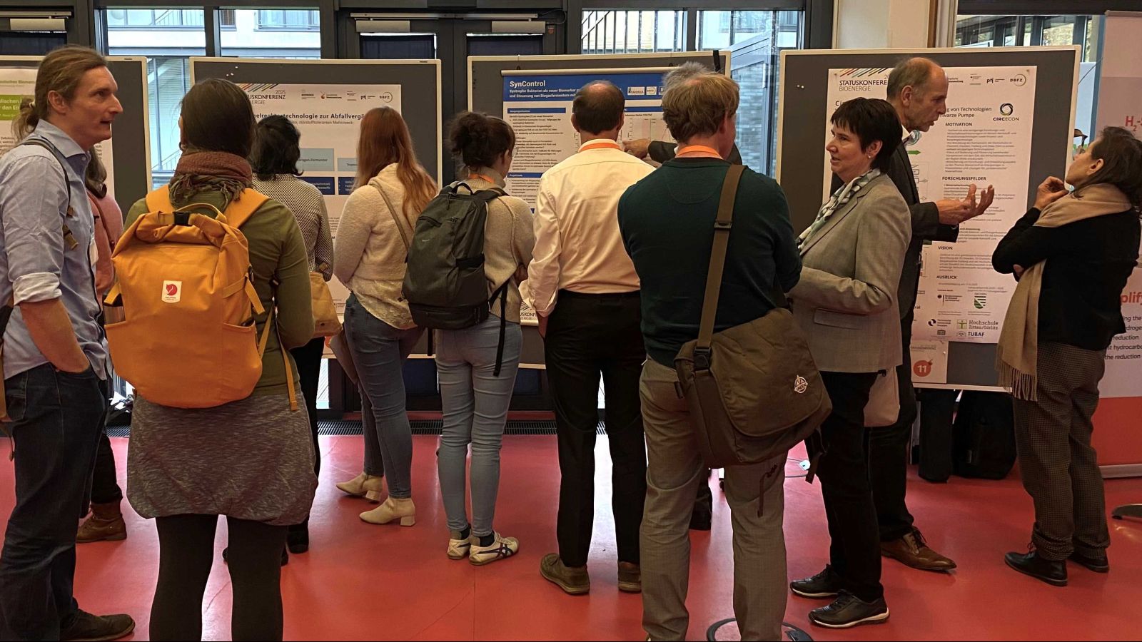 Als Grundlage für die Themengruppen dient der Austausch im Rahmen einer Poster-Klebe-Aktion auf der Statuskonferenz Bioenergie im November 2025, wodurch sich erste „Cluster“ an Interessierten zeigten.