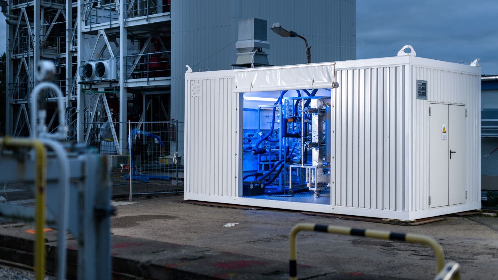 Eine Container-Testanlage, die AMBARtec sowohl zur Wasserstoffspeicherung als auch Gewinnung einsetzt.