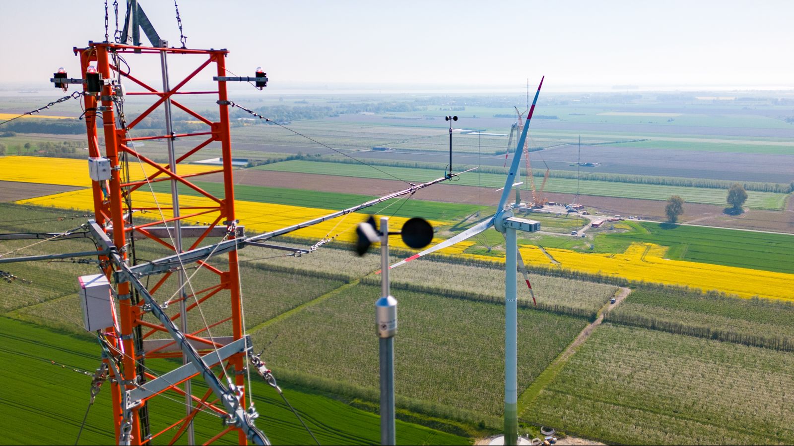 Messmast und Forschungsanlagen  des Forschungsparks WiValdi als wichtige Infrastruktur für die Windenergieforschung.