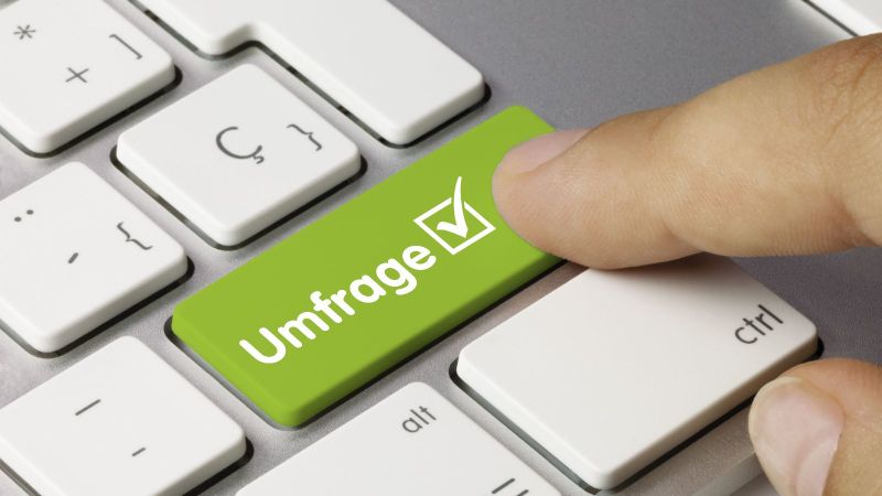 Symbolbild für eine digitale Umfrage: Tastatur mit einer Taste, auf der Umfrage steht.
