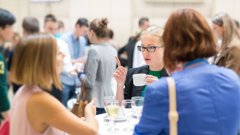 Gruppe von Wissenschaftlerinnen im Gespräch