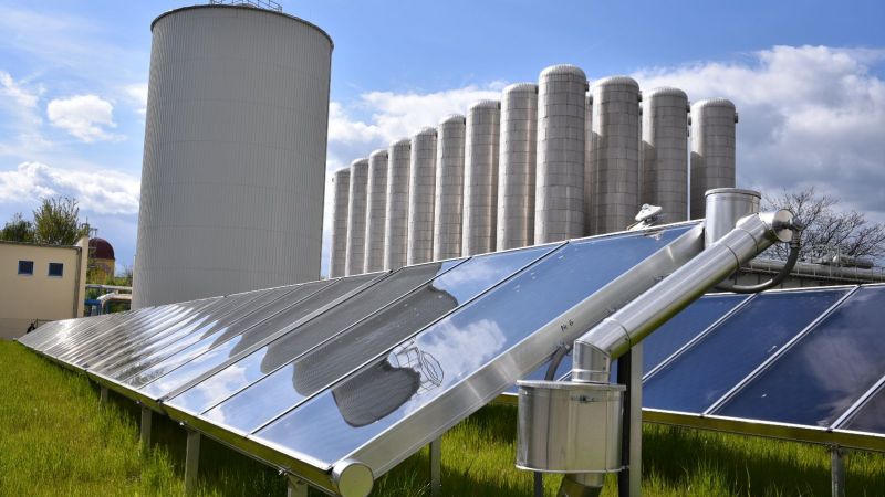 Solare Fernwärme Brühl (Chemnitz), Kollektorfeld mit hocheffizienten Flachkollektoren, Zwei-Zonen-Speicher Solare Fernwärme Brühl (Chemnitz), Kollektorfeld mit hocheffizienten Flachkollektoren, Zwei-Zonen-Speicher