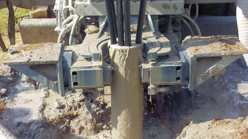 Bild: Andreas Koch, Projektträger Jülich Gezeigt ist der Einbau einer Erdwärmesonde auf einer Baustelle.