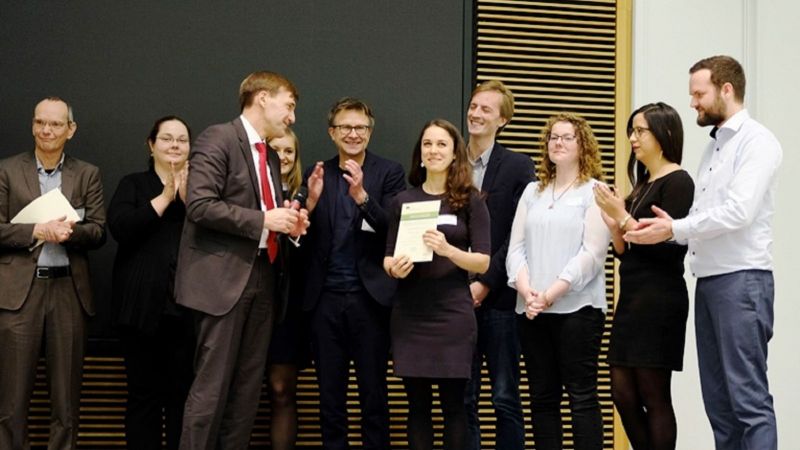 Im BMWi-Berlin erhalten die Preisträger des Ideenwettbewerbs EnEff.Gebäude.2050 ihre Auszeichnungsurkunden