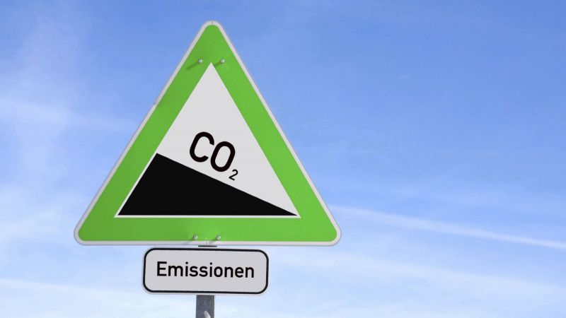 Ein Verkehrsschild, auf dem CO2 bergab dargestellt wird.