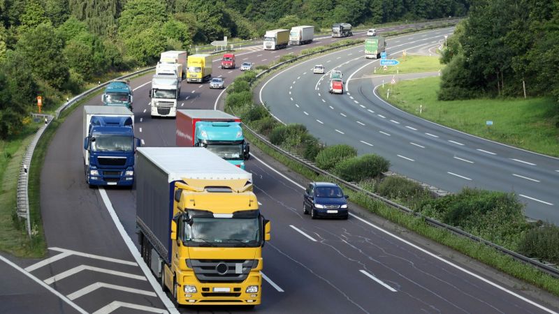 LKW auf einer Autobahn - bald ohne Emissionen unterwegs?