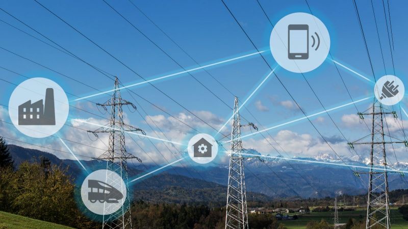 Symbole für Vernetzung vor Landschaft mit Strommasten