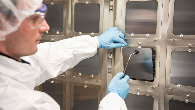 Ein Wissenschaftler prüft die Qualität einer Perowskit-Silizium-Solarzelle.