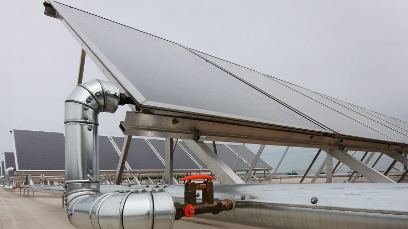 Ein Solarthermie-Kollektor auf einem Dach.