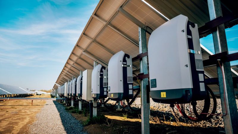 Photovoltaik-Module haben eine durchschnittliche Lebensdauer von 20 bis 30 Jahren. Es ist wichtig, dass die Qualität und Zuverlässigkeit von Wechselrichter-Systemen gesichert ist, damit Anlagen lange im Dauerbetrieb funktionieren (Symbolbild). Photovoltaik-Freiflächenmodule mit Wechselrichtern