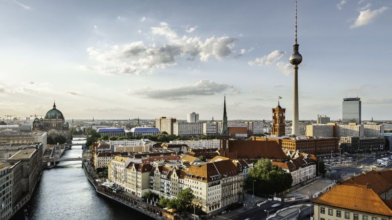 Panoramabild von Berlin mit Spree und Fernsehturm