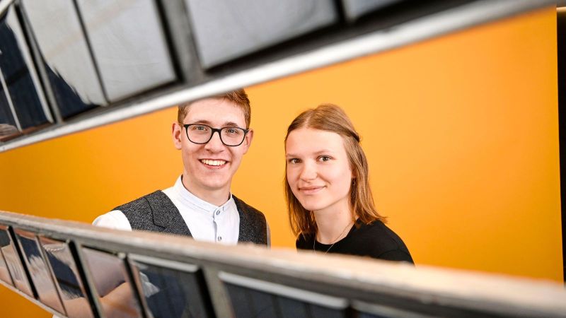 Chris Julian Erdmann und Finja Alpert forschen an bilanzoptimierenden Fotovoltaik-Raffstores. Chris Julian Erdmann und Finja Alpert forschen an bilanzoptimierenden Fotovoltaik-Raffstores.