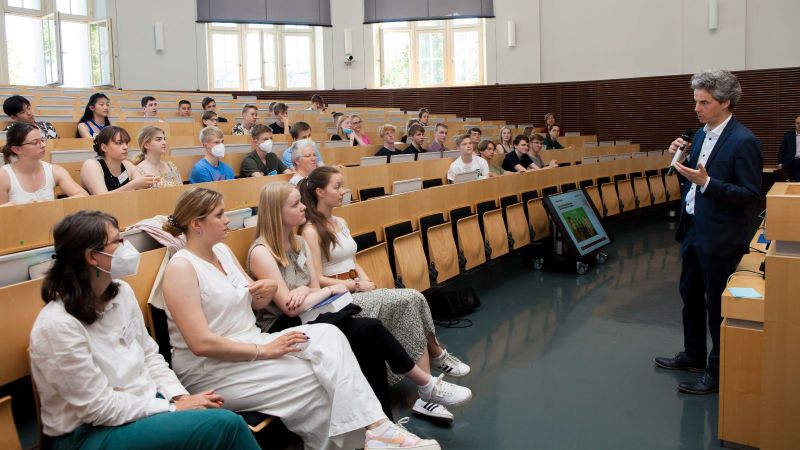 BMWK-Abteilungsleiter Christian Maaß beantwortet Fragen der Sonderpreisträgerinnen und -träger. 