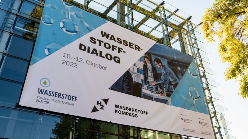 Während der dreitägigen Konferenz im Radialsystem Berlin organisierten acatech und DECHEMA sowie das Forschungsnetzwerk Wasserstoff für täglich rund 350 Personen zahlreiche Veranstaltungsformate zum Thema Wasserstoff in Deutschland. Plakat zur Tagung