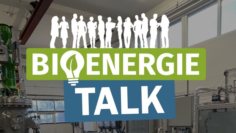 Bioenergie Talk Logo in grün und blau geschrieben vor einem Industriehintergrund