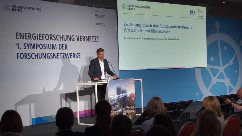 Bundesminister Dr. Robert Habeck eröffnet das 1. Symposium der Forschungsnetzwerke Energie.