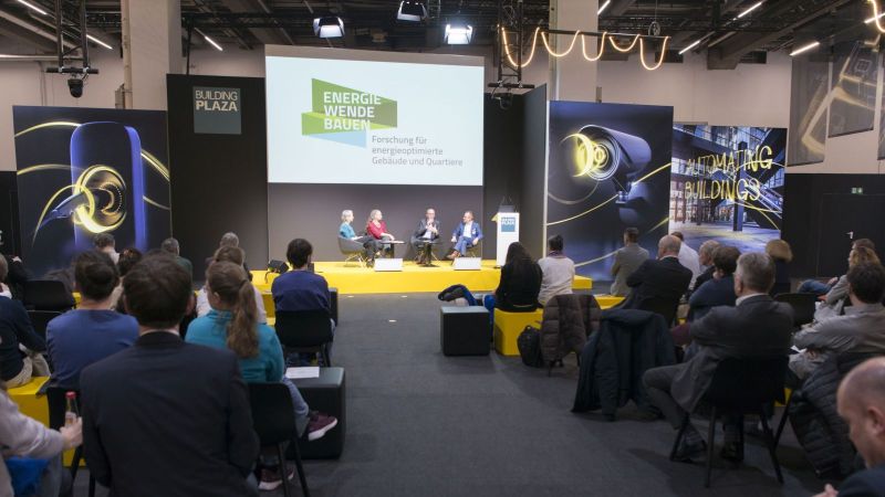 Publikum mit Blick auf Podium und Diskussionsrunde