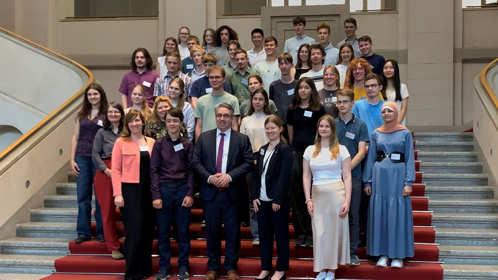 Die Preisträgerinnen und Preisträger im BMWE gemeinsam mit dem Parlamentarischen Staatssekretär Stefan Rouenhoff und Dr. Rodoula Tryfonidou, Leiterin des Referats für Grundsatzfragen und Strategien in der Energieforschung im Bundeswirtschaftsministerium.