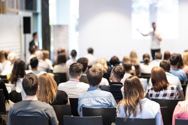 ©kasto - stock.adobe.com Vortrag vor Publikum