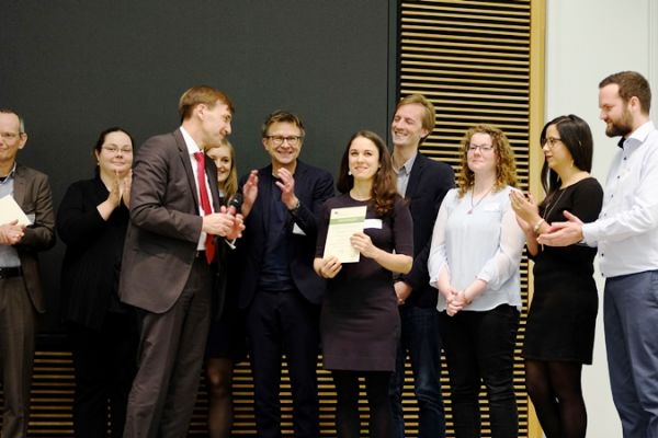 Preisverleihung des Ideenwettebwerbs EnEff.Gebäude.2050 im BMWi-Berlin Im BMWi-Berlin erhalten die Preisträger des Ideenwettbewerbs EnEff.Gebäude.2050 ihre Auszeichnungsurkunden