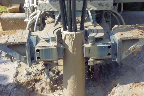 Bild: Andreas Koch, Projektträger Jülich Gezeigt ist der Einbau einer Erdwärmesonde auf einer Baustelle.