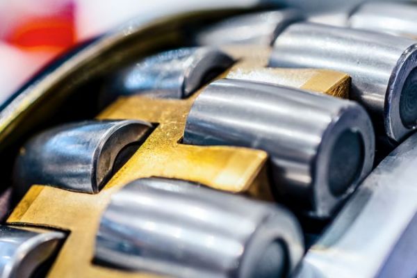 (Bild: ©nordroden - stock.adobe.com) Industrie: zweireihiges Rollenlager als Symbolbild für Verschleiß und Reibung