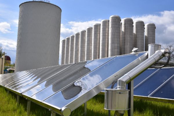 Solare Fernwärme Brühl (Chemnitz), Kollektorfeld mit hocheffizienten Flachkollektoren, Zwei-Zonen-Speicher Solare Fernwärme Brühl (Chemnitz), Kollektorfeld mit hocheffizienten Flachkollektoren, Zwei-Zonen-Speicher