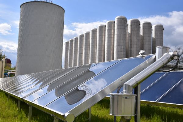 Solare Fernwärme Brühl (Chemnitz), Kollektorfeld mit hocheffizienten Flachkollektoren, Zwei-Zonen-Speicher