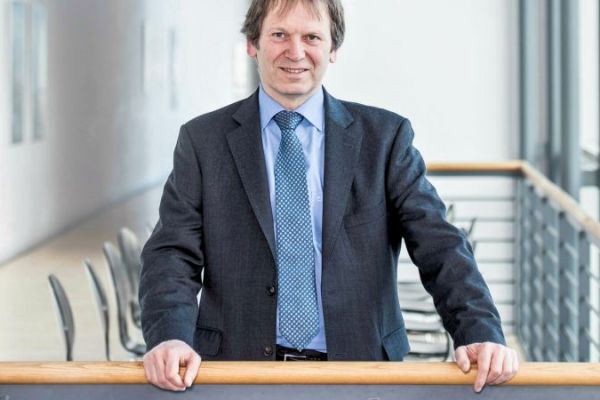 Porträtbild von Hans-Martin Henning - Leiter des Fraunhofer-Institut für Solare Energiesysteme Porträtbild von Hans-Martin Henning - Leiter des Fraunhofer-Institut für Solare Energiesysteme