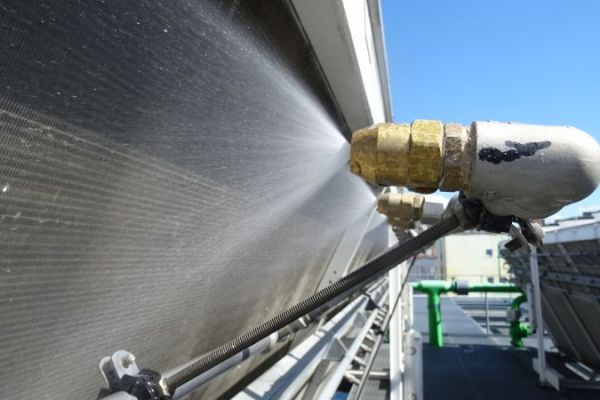 EnEffReg - Energieeffizienz in der intelligenten Fabrik: Besprühungsanlage mit smartem Steuerungssystem im Hintergrund. EnEffReg - Energieeffizienz in der intelligenten Fabrik: Besprühungsanlage mit smartem Steuerungssystem im Hintergrund.