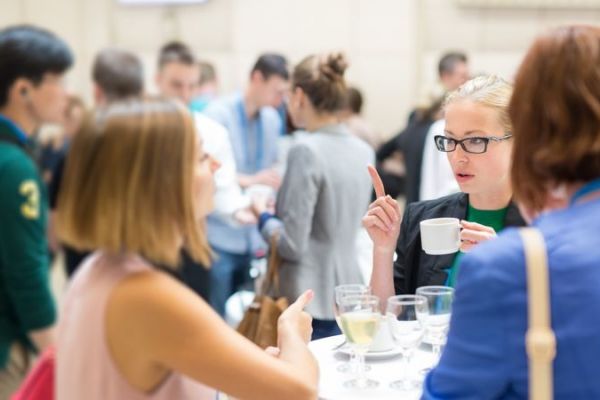 Gruppe von Wissenschaftlerinnen im Gespräch Gruppe von Wissenschaftlerinnen im Gespräch