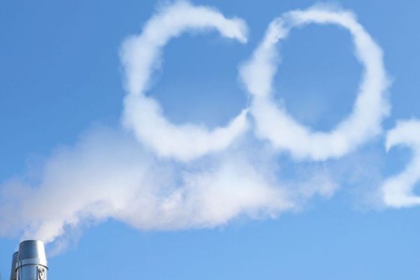 CO2-Ausstoß eines Schornsteins CO2-Ausstoß eines Schornsteins