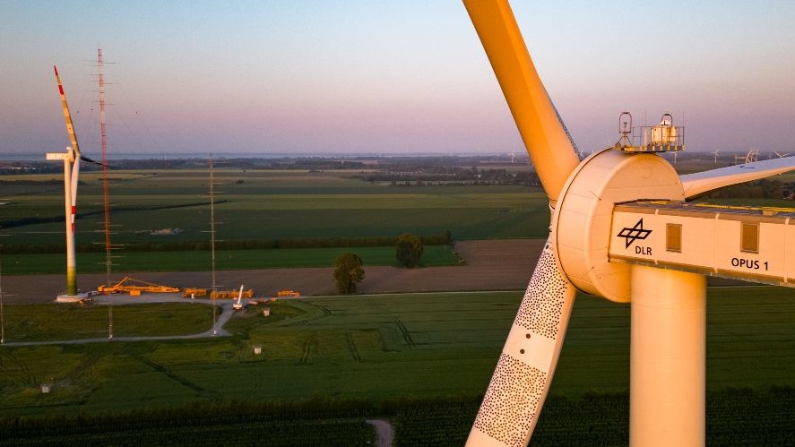 Blick auf die zwei Forschungsanlagen und das Mast-Array im Forschungspark WiValdi.