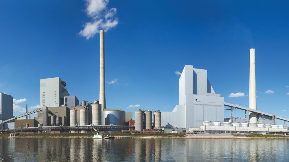 Das am Rhein gelegene Kraftwerk zeichnet sich durch sehr leistungsfähige Wasserentnahme- und Rücklaufeinrichtungen aus. Diese eignen sich optimal als Wärmequelle für eine Großwärmepumpe.