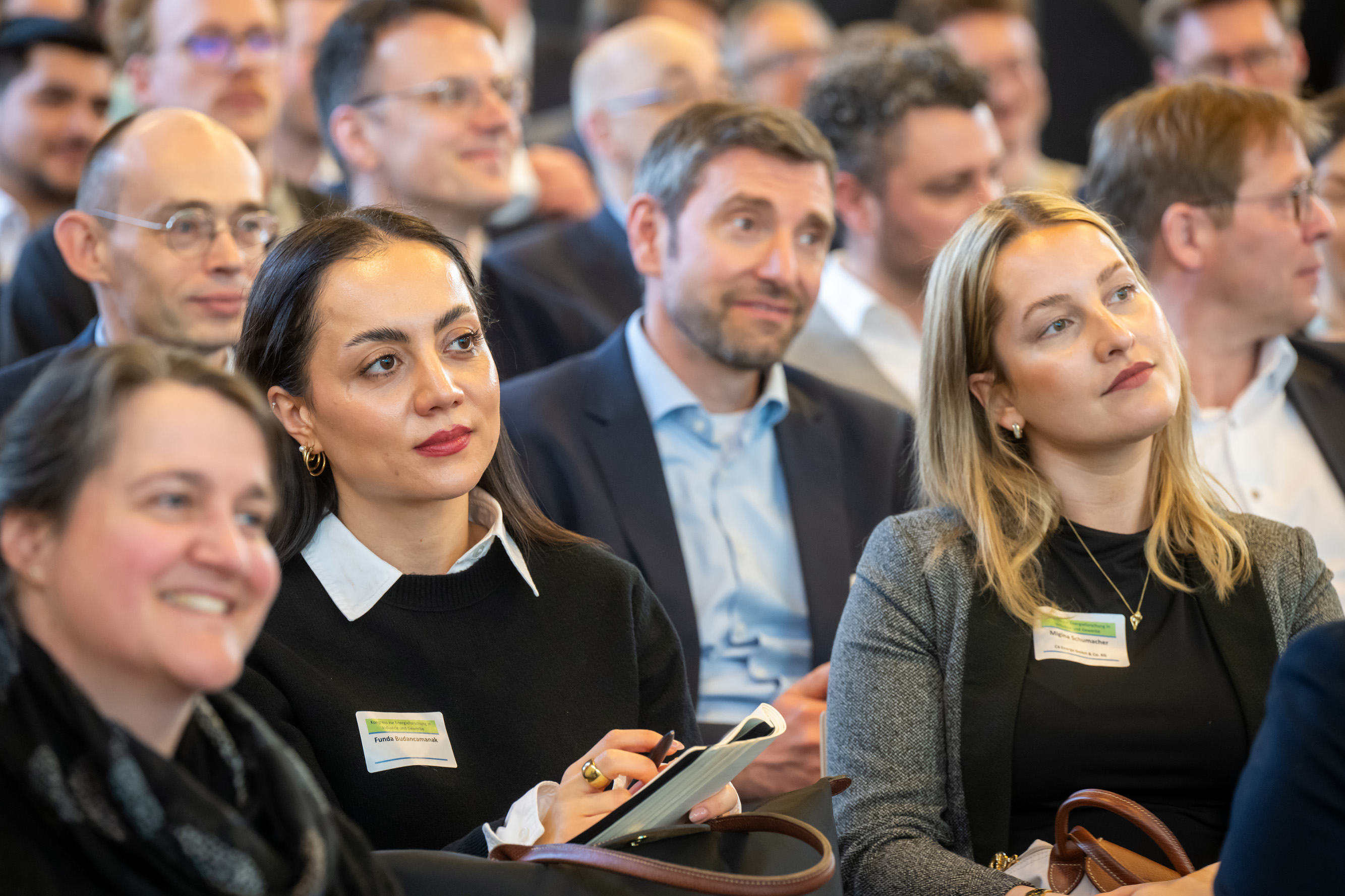 Teilnehmerinnen und Teilnehmer im Plenum.