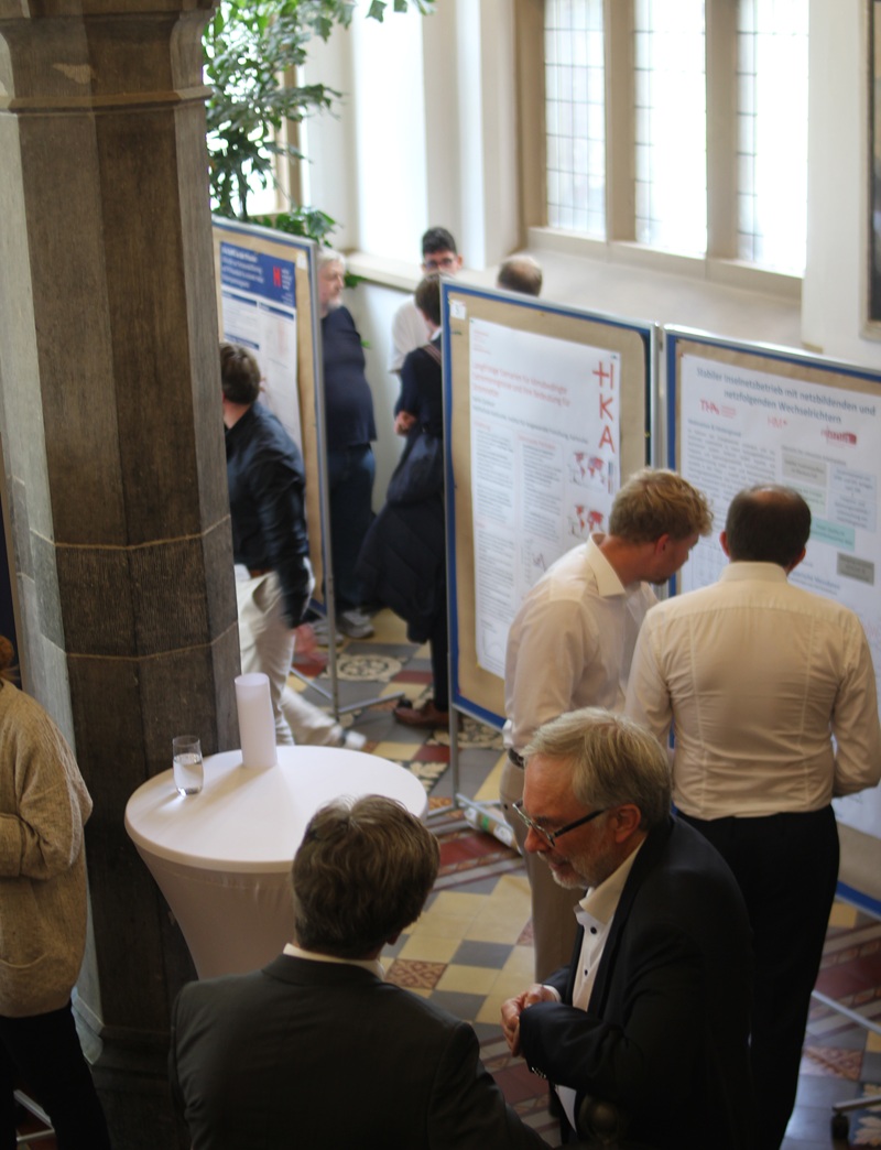 Teilnehmende des Netzwerktreffens tauschen sich zur Posterausstellung aus.