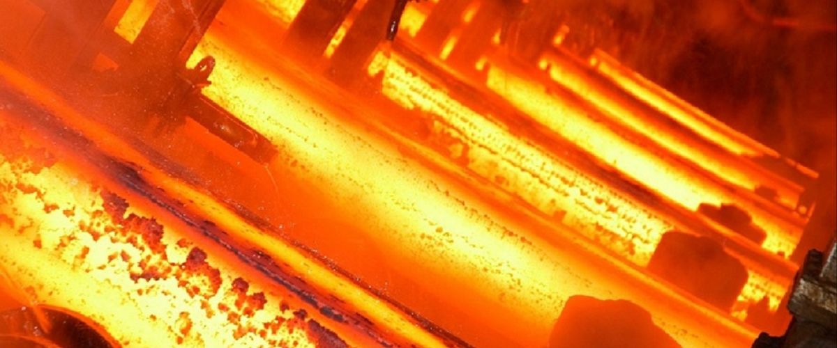 Die Stahlherstellung benötigt enorm viel Energie. Die Stahlindustrie war 2022 für knapp fünf Prozent der gesamten Treibhausgasemissionen in Deutschland verantwortlich.