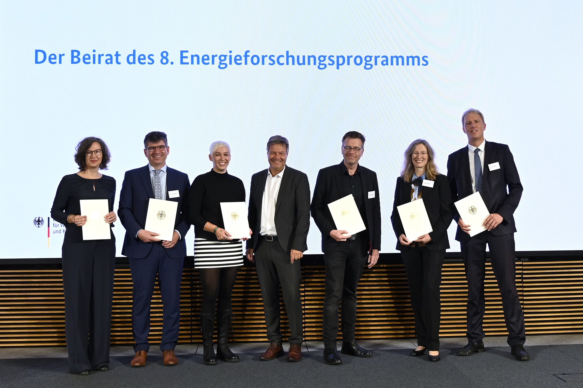 Bundesminister Robert Habeck mit sechs der insgesamt zehn Mitgliedern des neuen Programmbeirats. Bundesminister Robert Habeck mit sechs der insgesamt zehn Mitgliedern des neuen Programmbeirats.