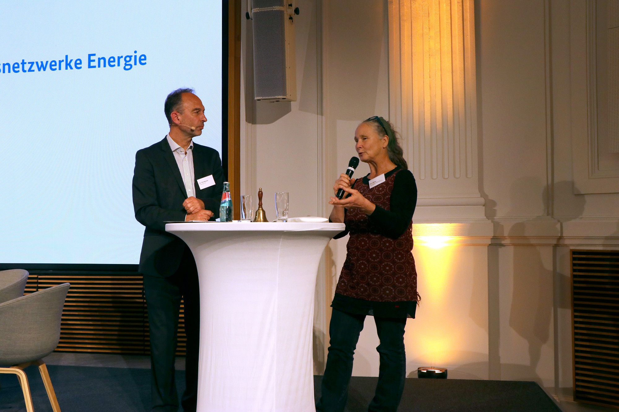 Berit Müller, Deutsche Gesellschaft für Sonnenergie, wird auf der Bühne von Dirk Bessau, Projektträger Jülich, interviewt.