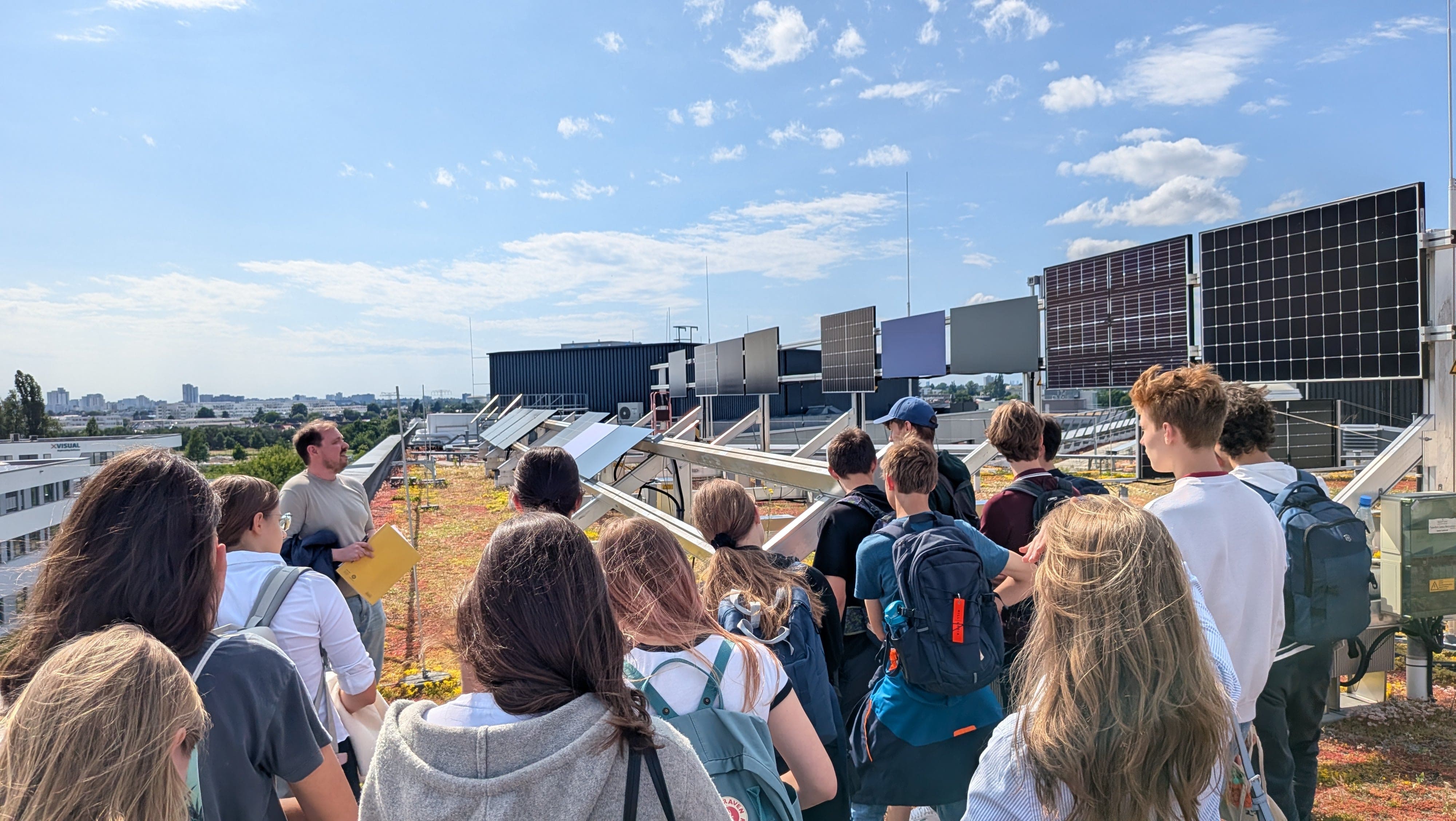 Die Preisträgerinnen und Preisträger beim Besuch des Testfelds für Solarmodule am Helmholtz-Zentrum für Materialien und Energie (© PtJ).