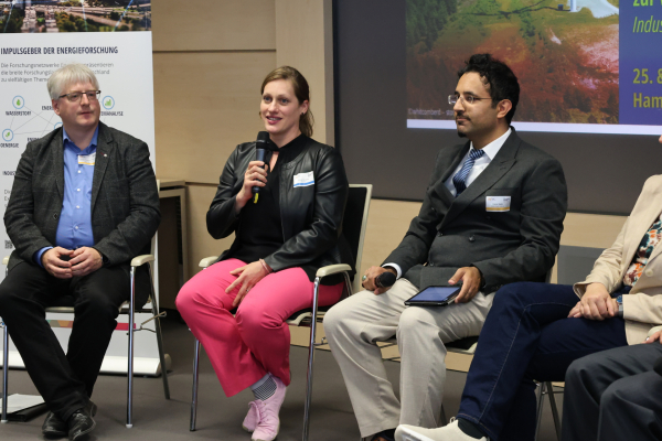 Die Podiumsdiskussion moderierte Haras Najib vom Mitveranstalter VDMA.