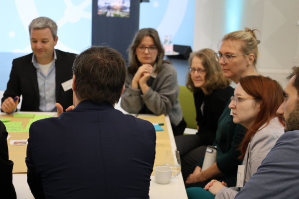 Thementische an Tag 2 der 2. Energieforschungskonferenz des BMWE