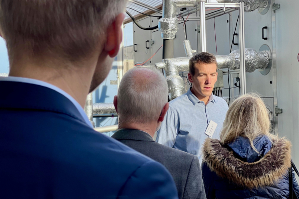 Andreas Burger explains the steam generating industrial heat pump at the Fraunhofer ISE Heat Pump TestLab.