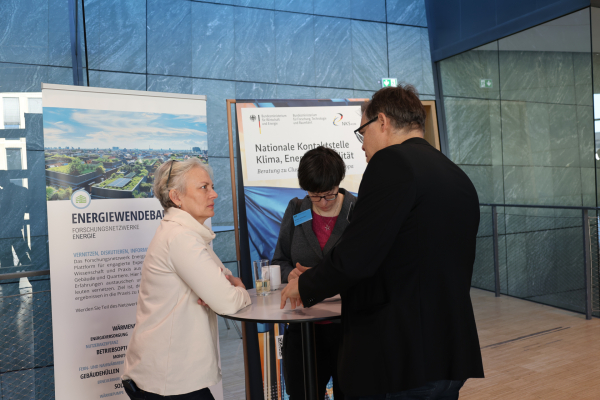 Beim Gallery Walk konnten sich die Teilnehmenden über die verschiedenen Förderangebote und Intitiativen des BMWE informieren, hier am Stand des Forschungsnetzwerks Energiewendebauen. 