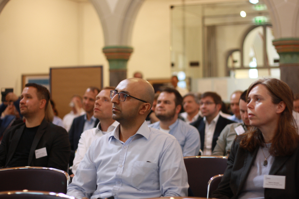 Sabine Donadei und Saeed Izadi (hier im Publikum) von Uniper Energy Storage werden künftig die Themengruppe „Druckluftspeicher (CAES) als netzdienliche Flexibilitätsoption im Stromnetz“ leiten.